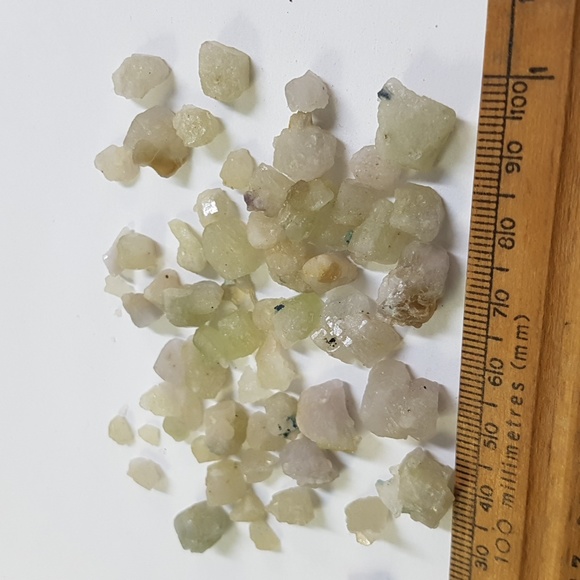 148ct light apple green apatite from pakistan - Picture 2 of 4